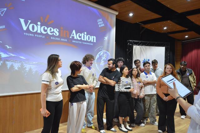 Icebreakers in the conference hall